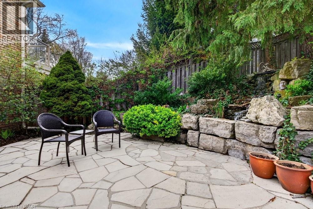 89 STONEGATE Drive, Ancaster, Ontario, L9G3P4 — Photo 9