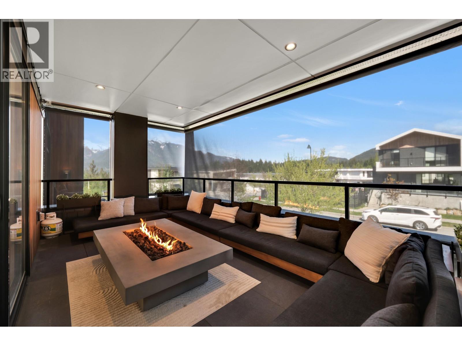 2938 HUCKLEBERRY DRIVE, Squamish