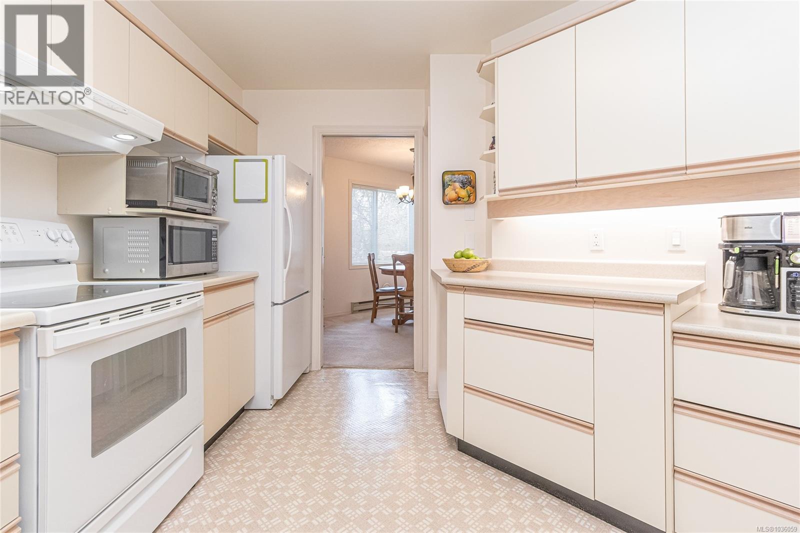208 3931 Shelbourne Street, Saanich