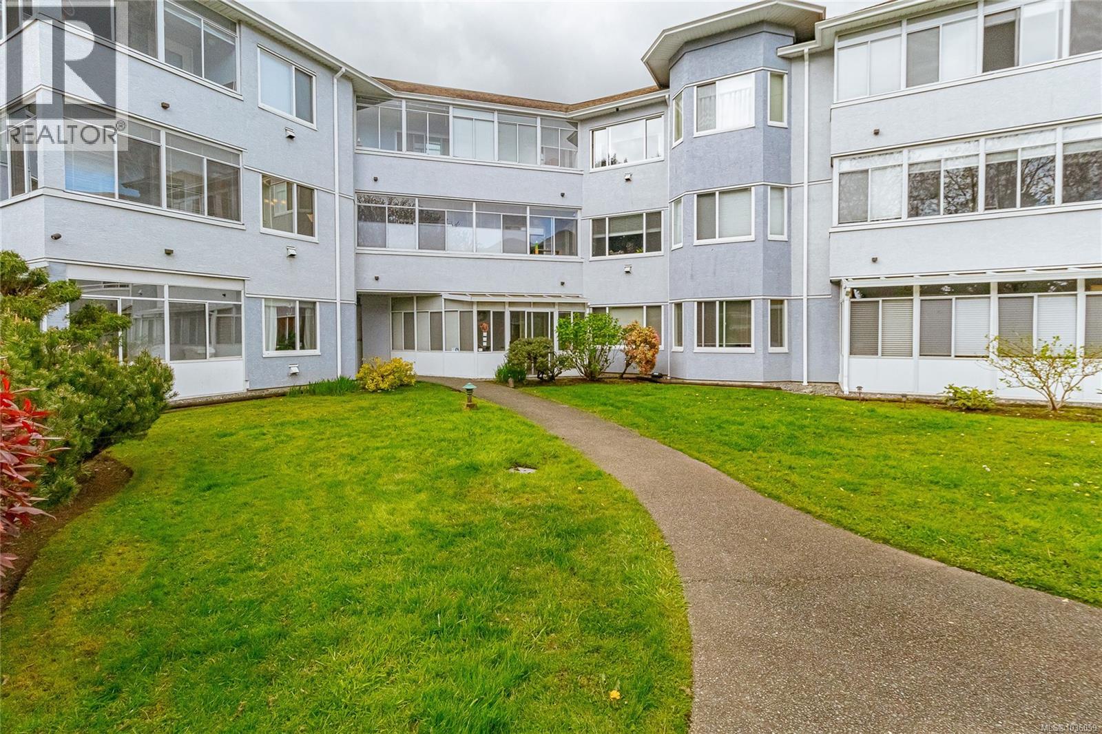 208 3931 Shelbourne Street, Saanich
