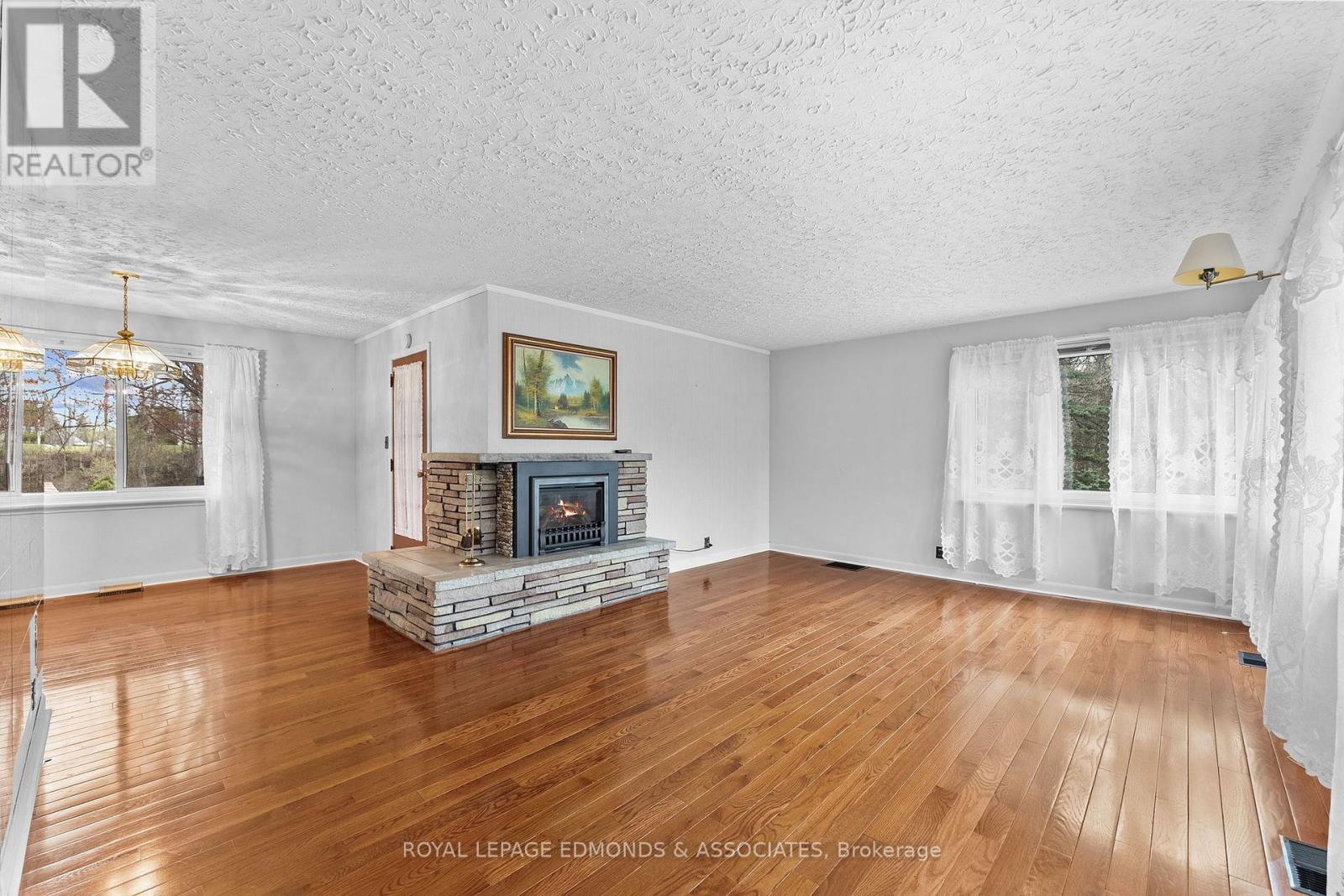 499 BOUNDARY ROAD E - 10
