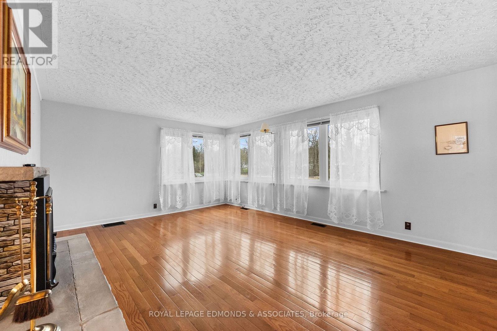 499 BOUNDARY ROAD E - 11