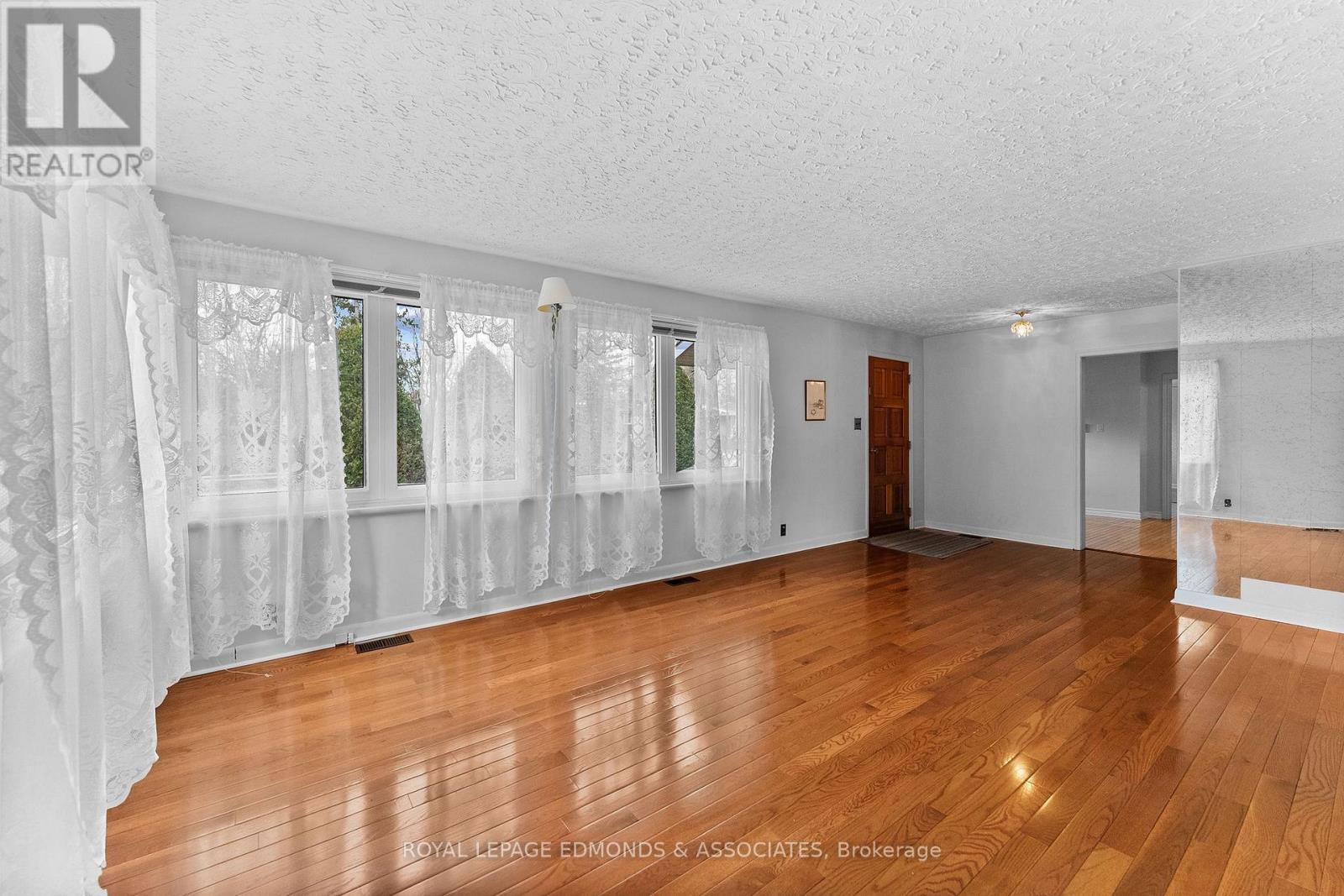 499 BOUNDARY ROAD E - 12