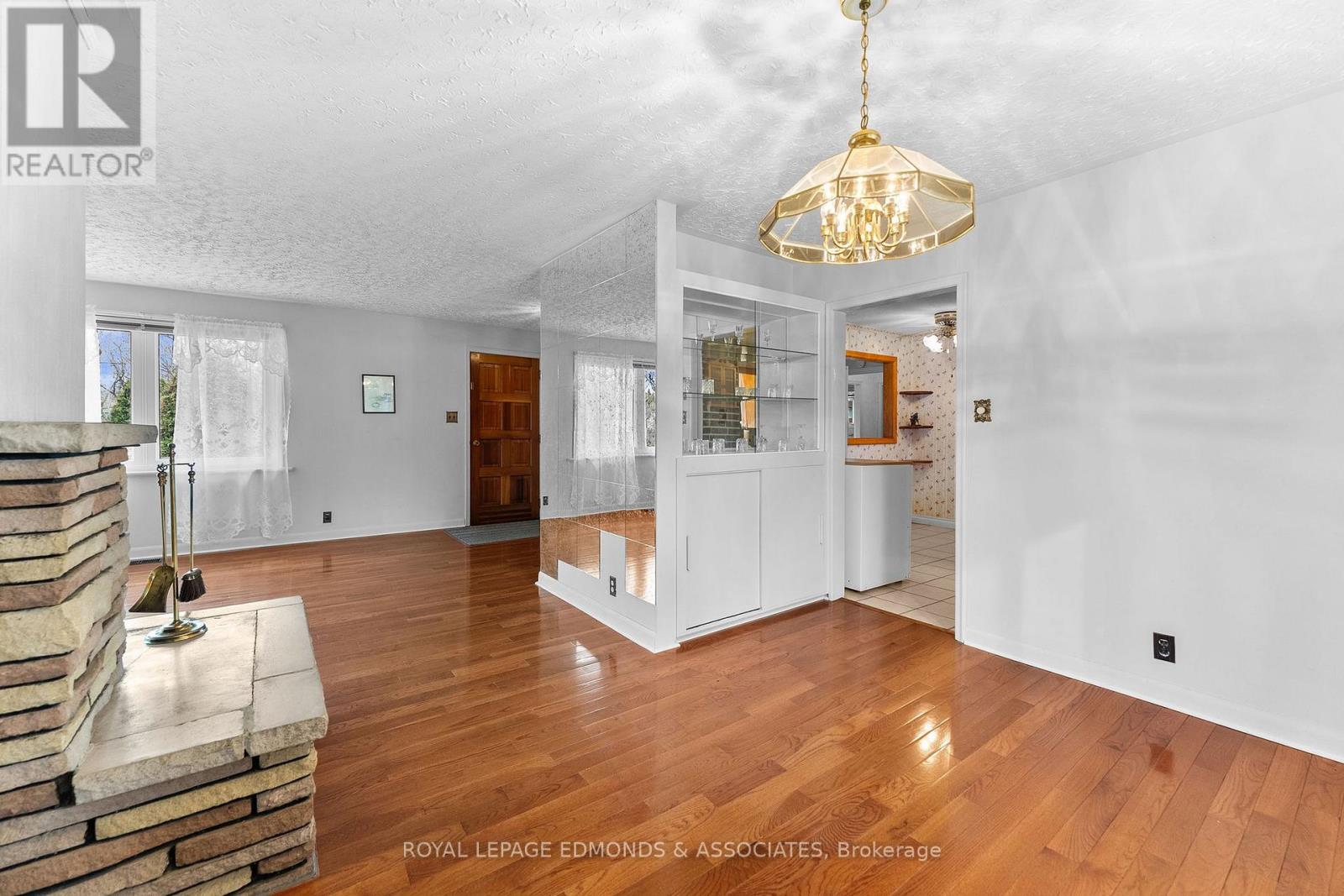 499 BOUNDARY ROAD E - 13