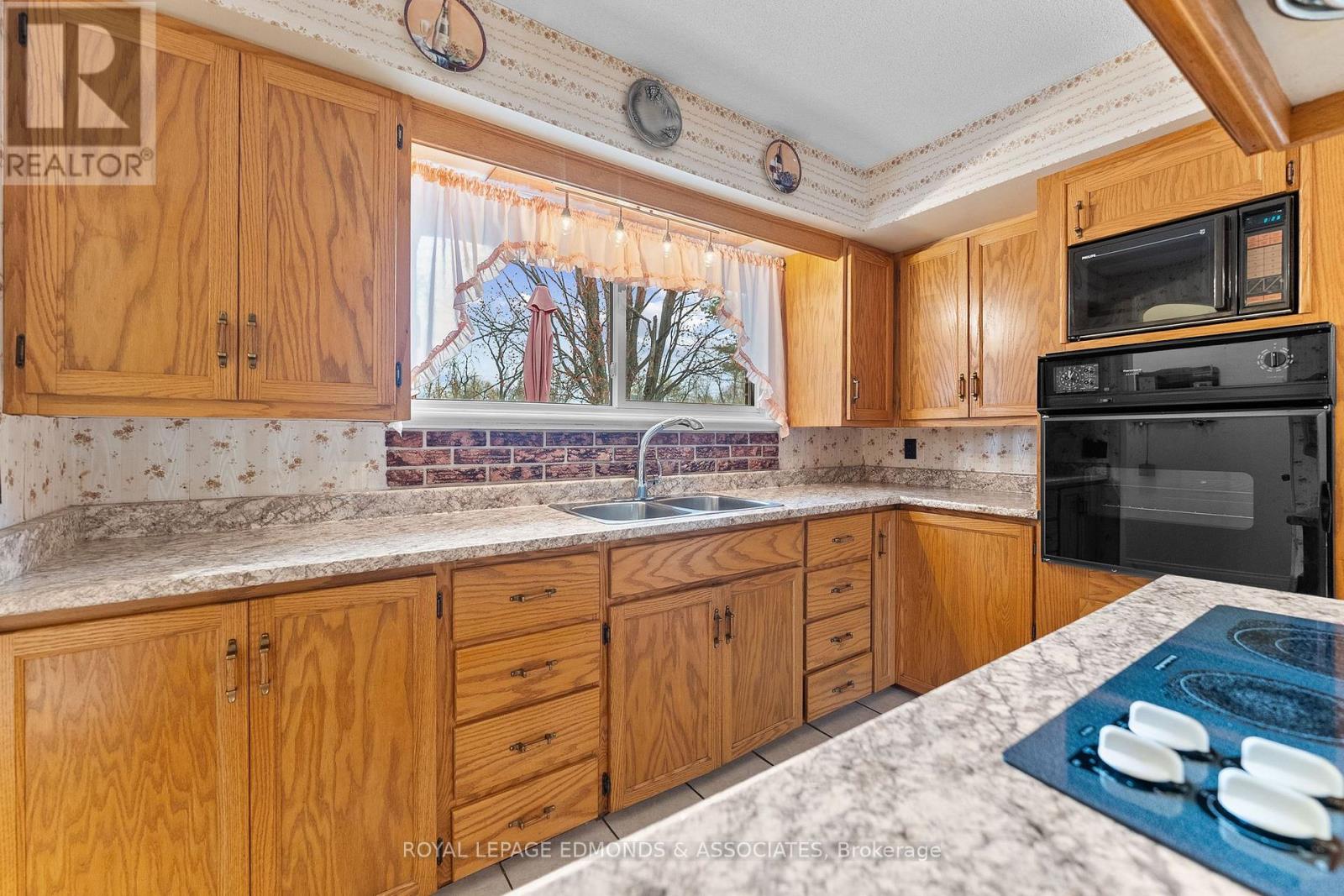 499 BOUNDARY ROAD E - 14