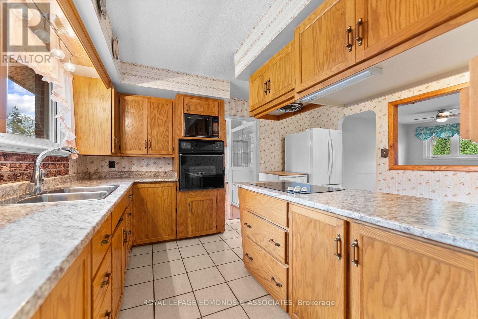 499 BOUNDARY ROAD E - 15