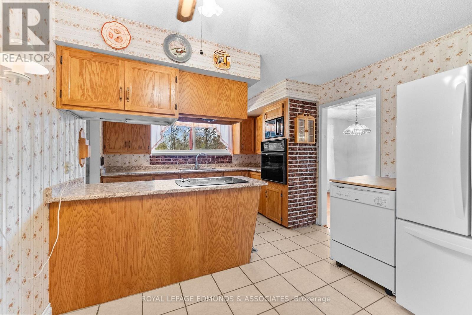 499 BOUNDARY ROAD E - 16