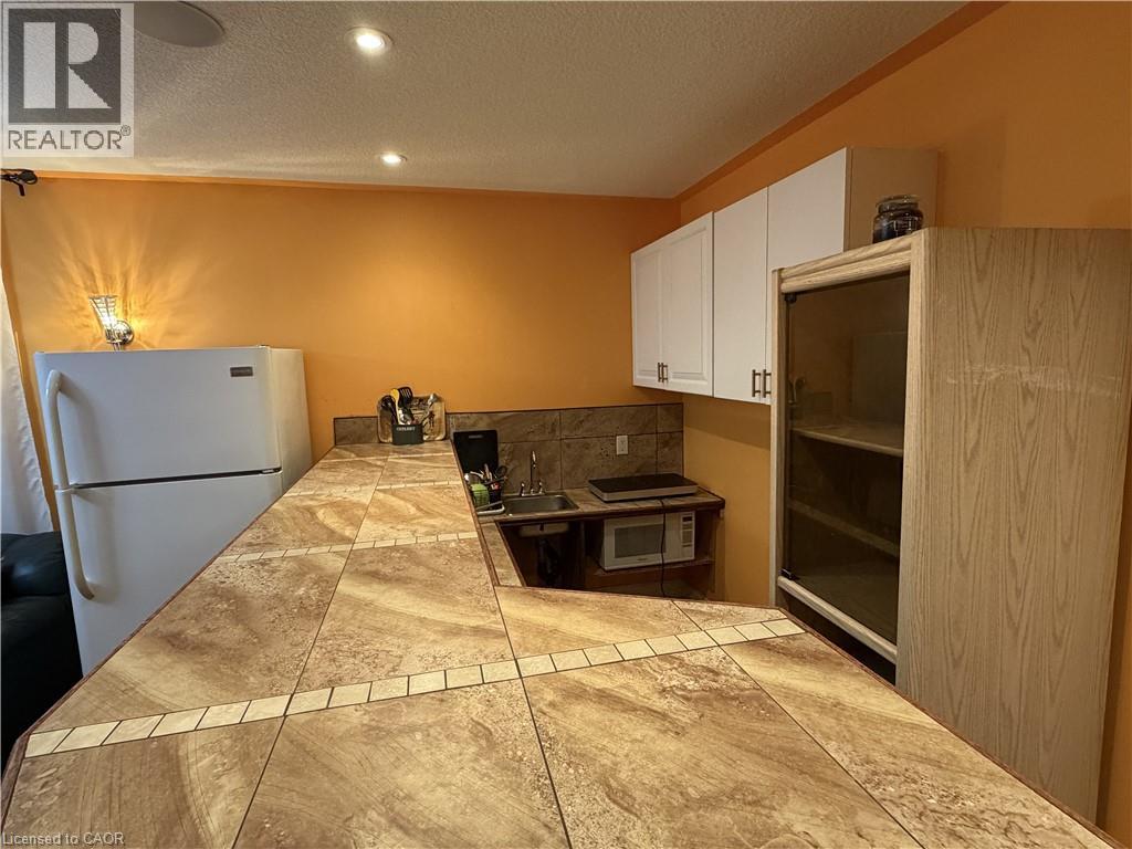 2 PINERIDGE Drive, Hamilton, Ontario, L9A5K2 — Photo 3