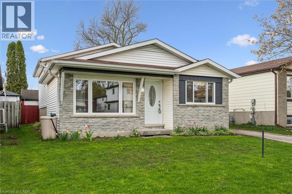 49 BROKEN OAK Crescent, Kitchener, Ontario, N2N1N8 — Photo 2