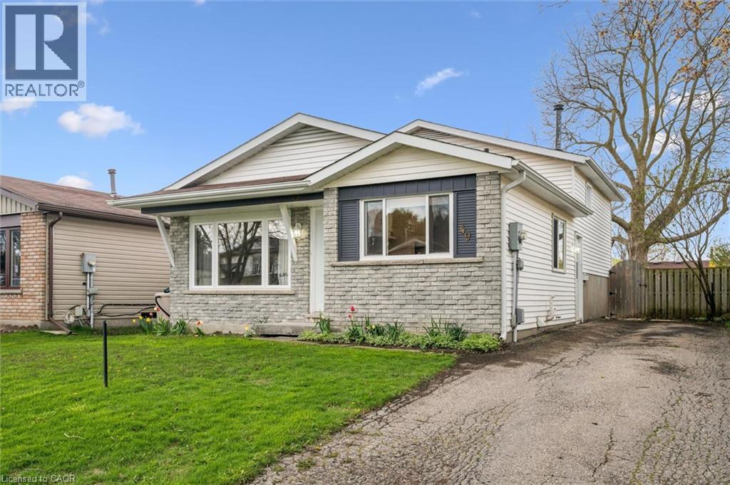 49 BROKEN OAK Crescent, Kitchener, Ontario, N2N1N8 — Photo 3