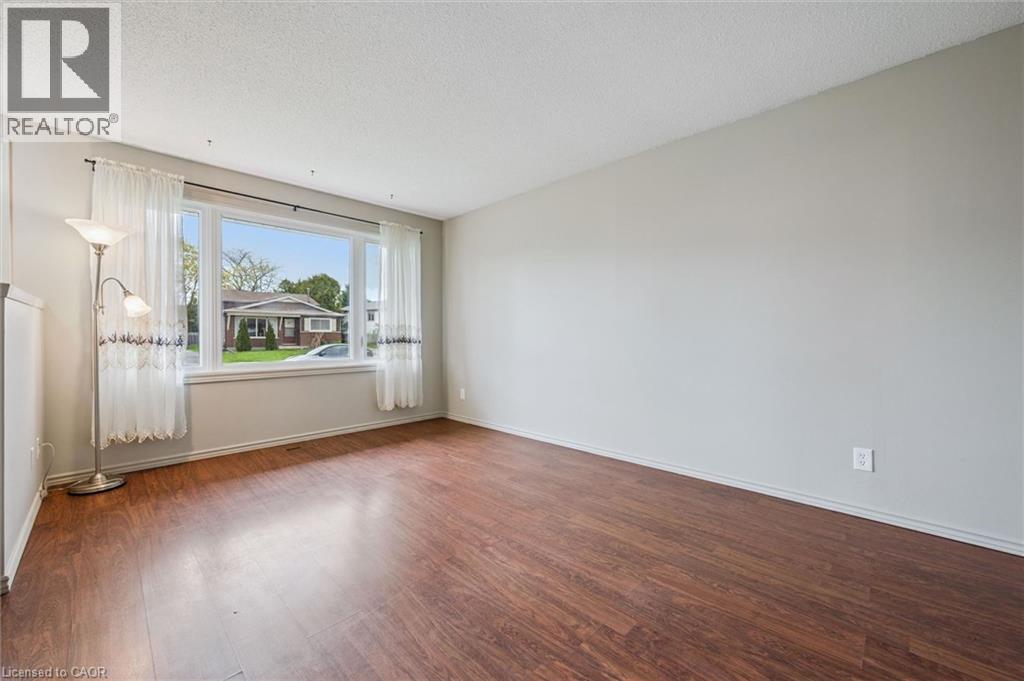 49 BROKEN OAK Crescent, Kitchener, Ontario, N2N1N8 — Photo 8