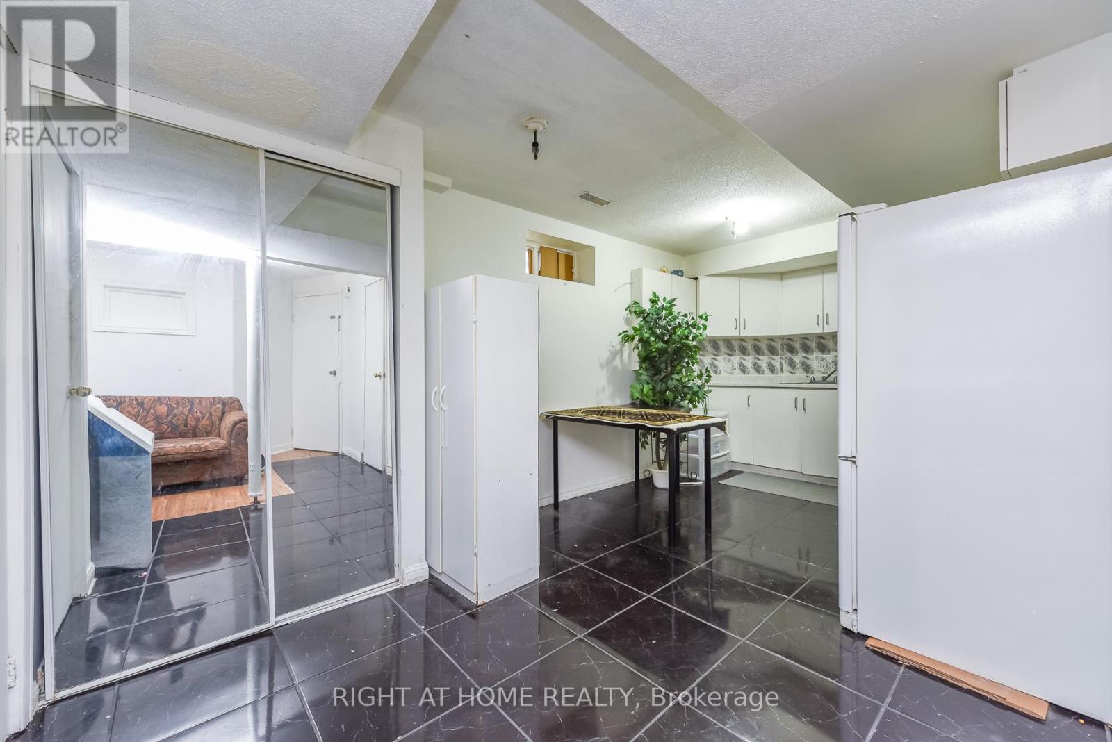 379 WALLENBERG CRESCENT - 37
