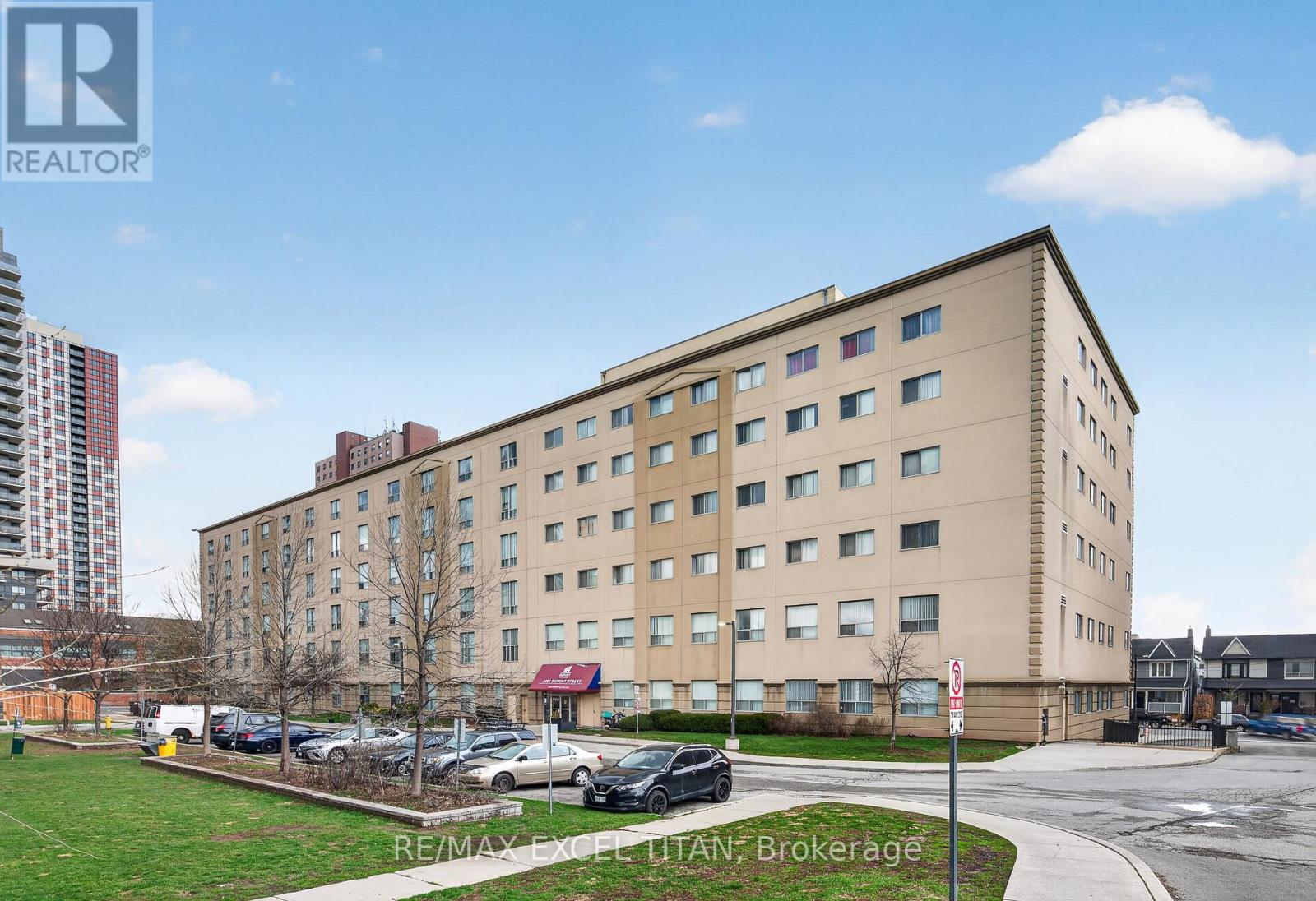 Listing photo of 404 - 1401 DUPONT STREET