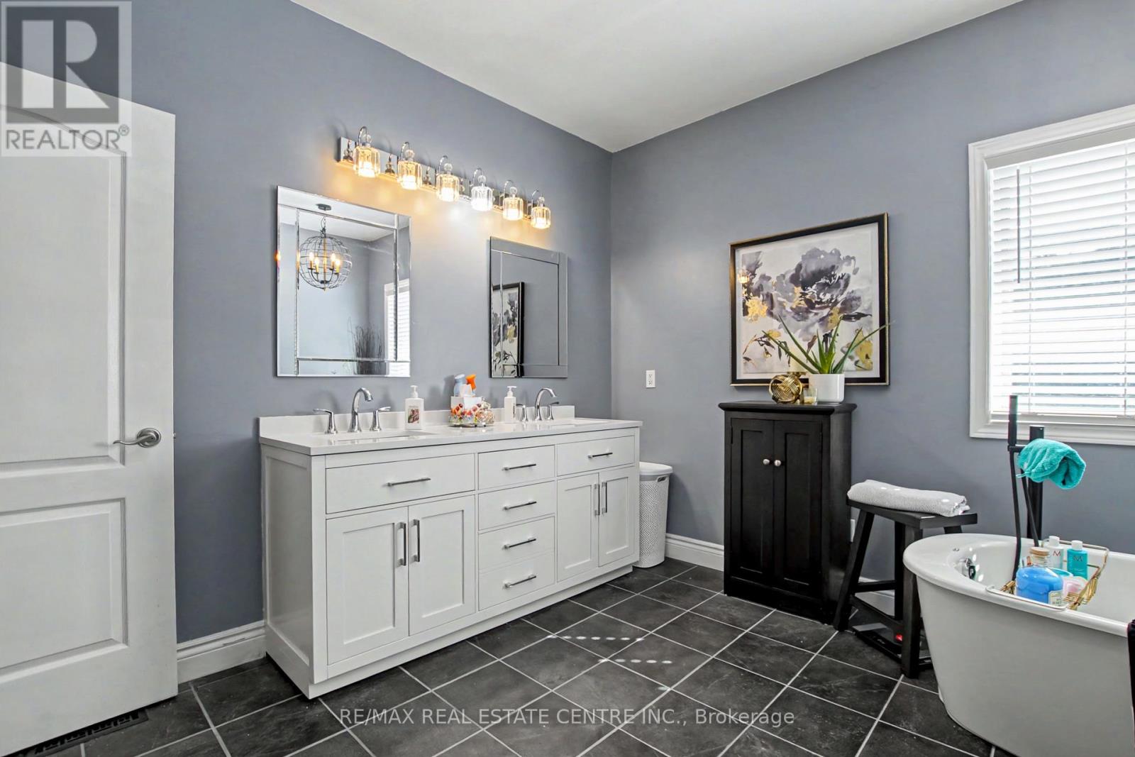 2 IRONGATE DRIVE - 22