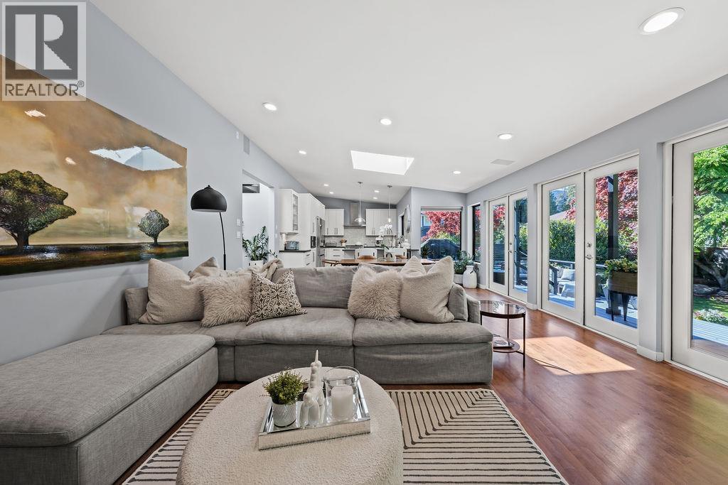 1098 LINNAE AVENUE, North Vancouver