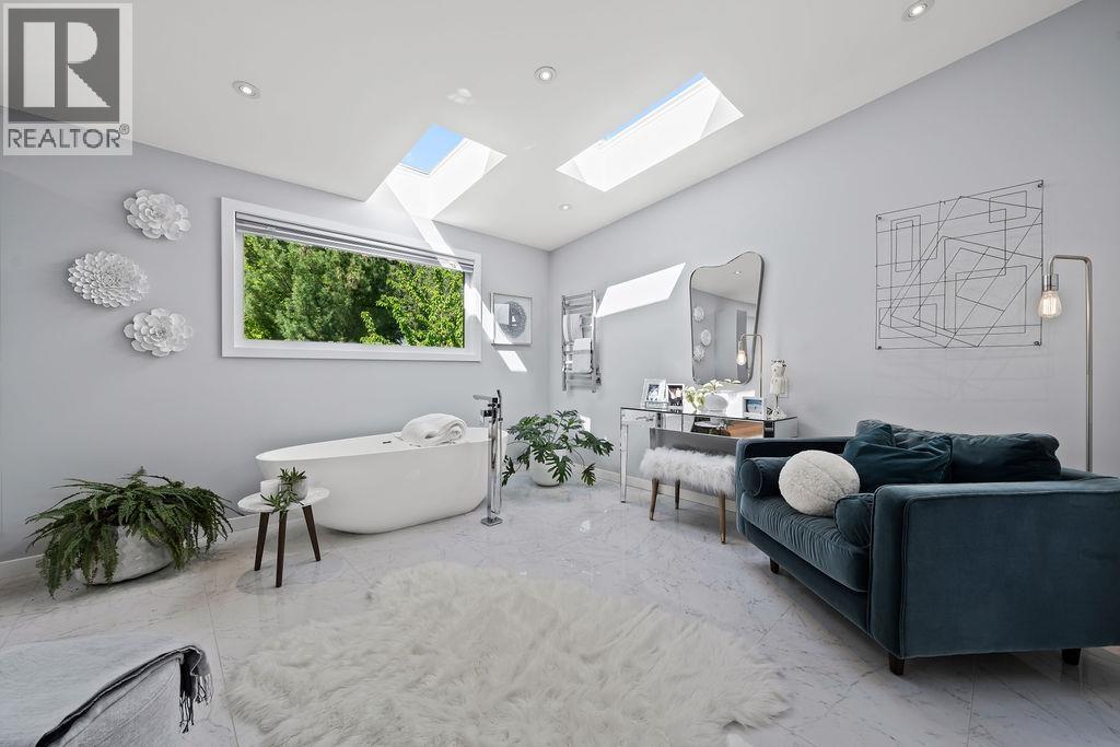 1098 LINNAE AVENUE, North Vancouver