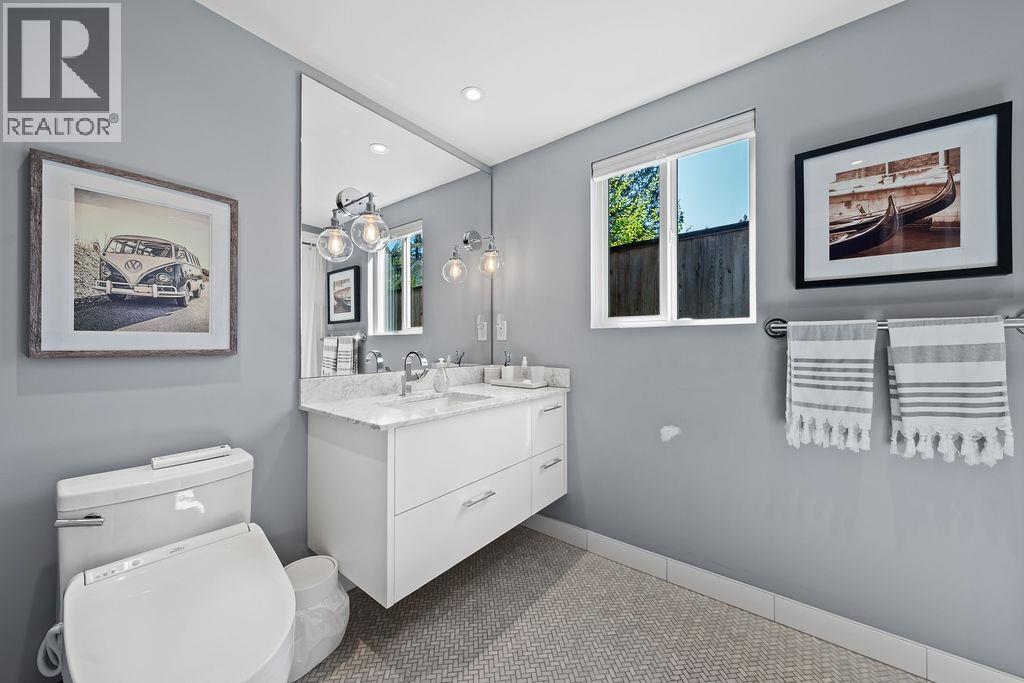 1098 LINNAE AVENUE, North Vancouver