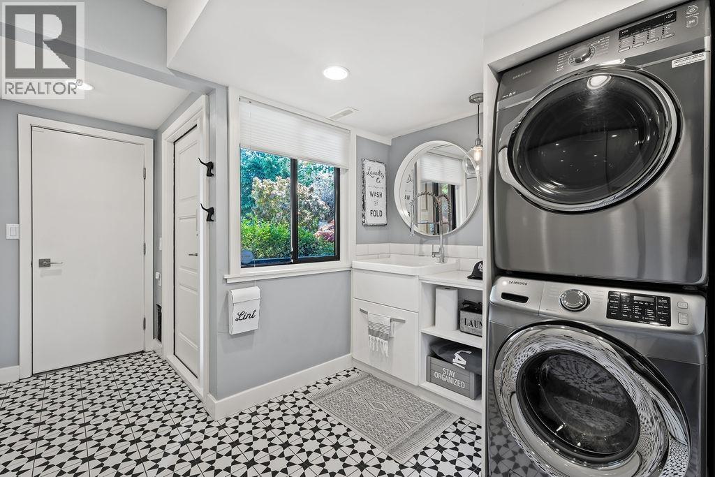 1098 LINNAE AVENUE, North Vancouver