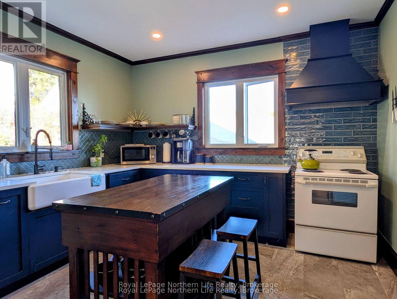 702 RORKE AVENUE - 19