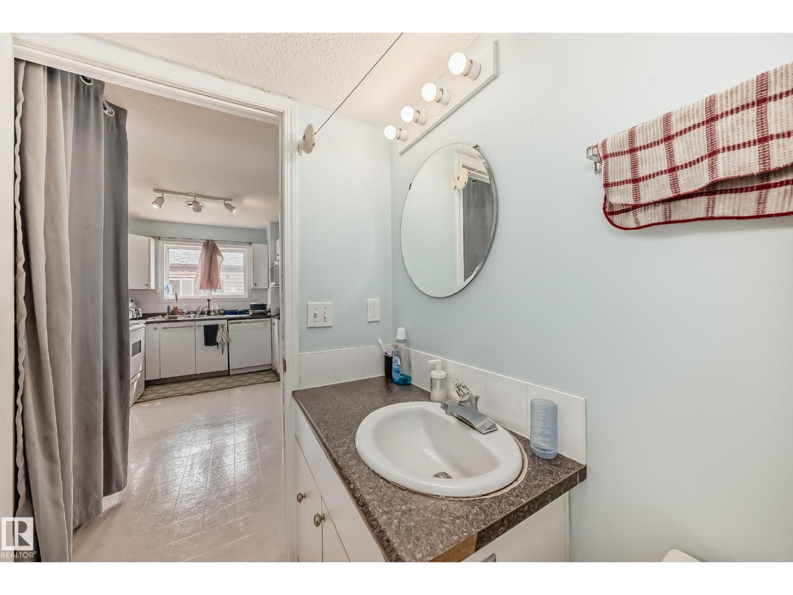10711A 95 ST NW, Edmonton