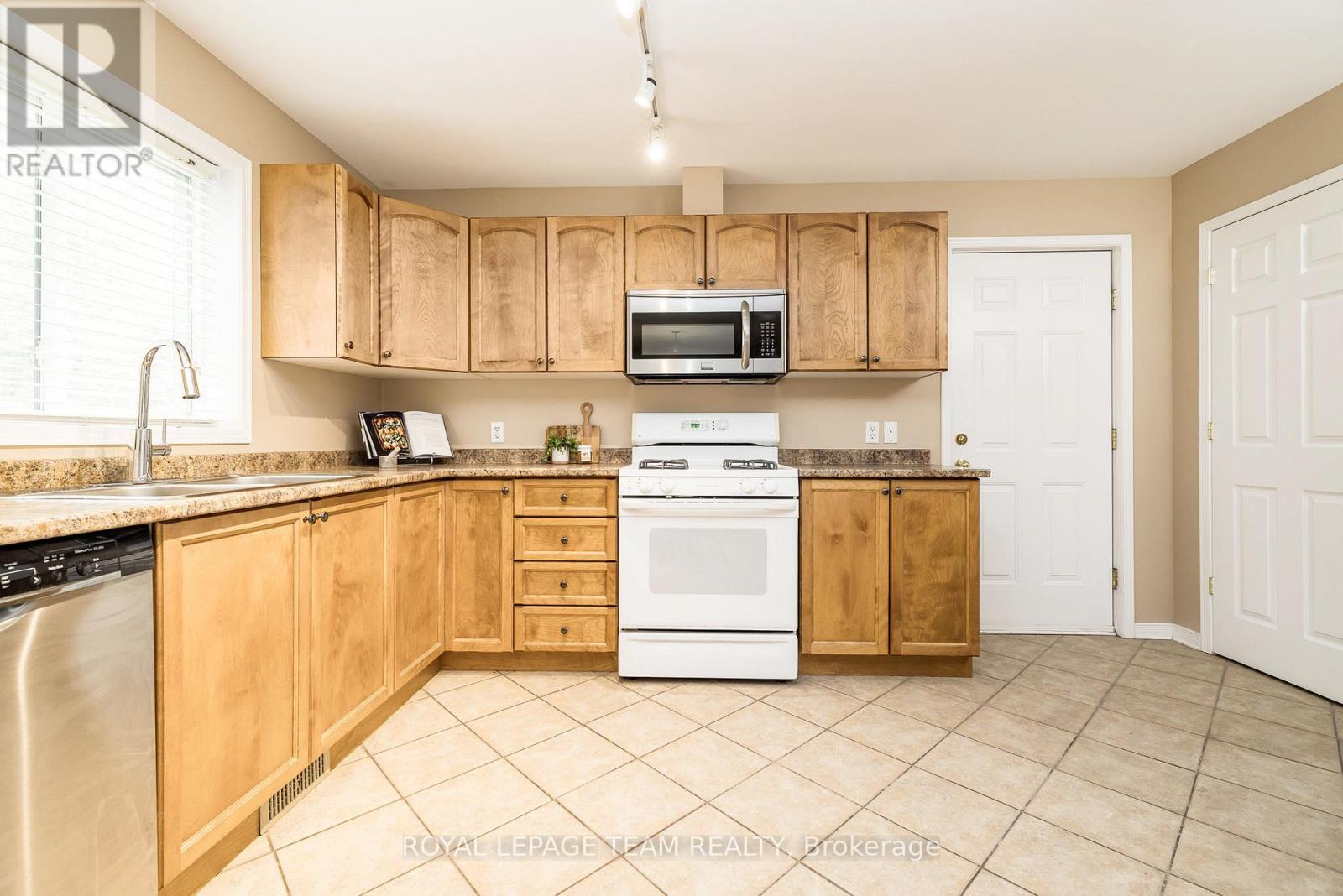 318 MAIN STREET E - 10