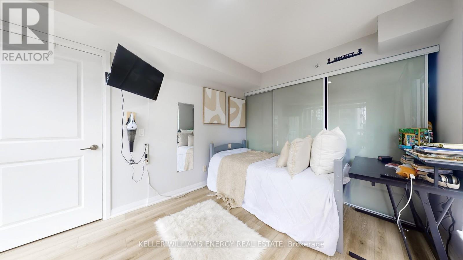 #617 30 MEADOWGLEN PLACE - 10