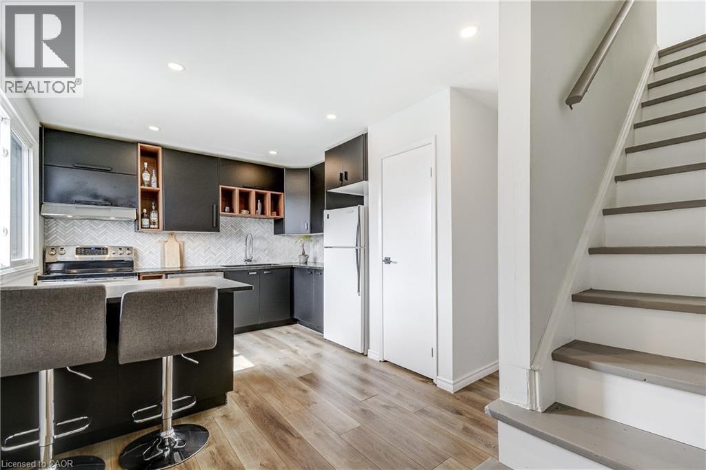 #18 135 CHALMERS Street S - 16