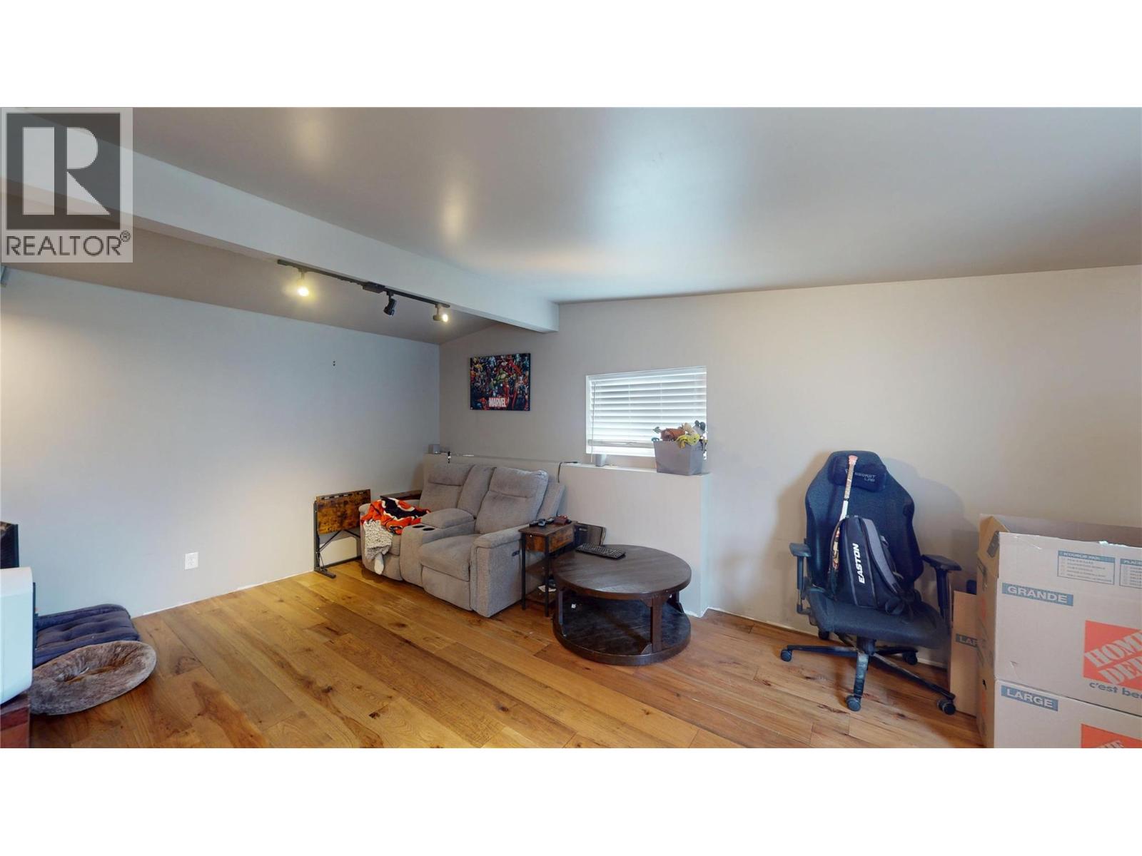 1800 Kokanee Crescent N - 9