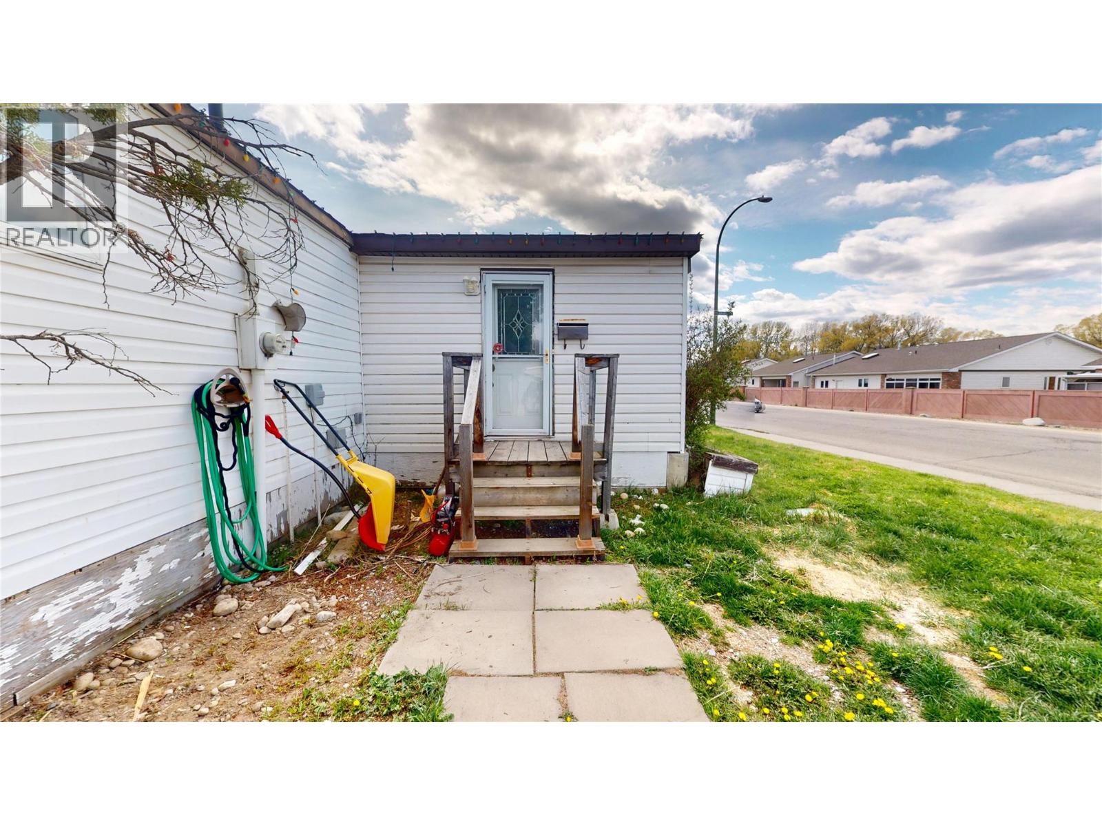 1800 Kokanee Crescent N - 7