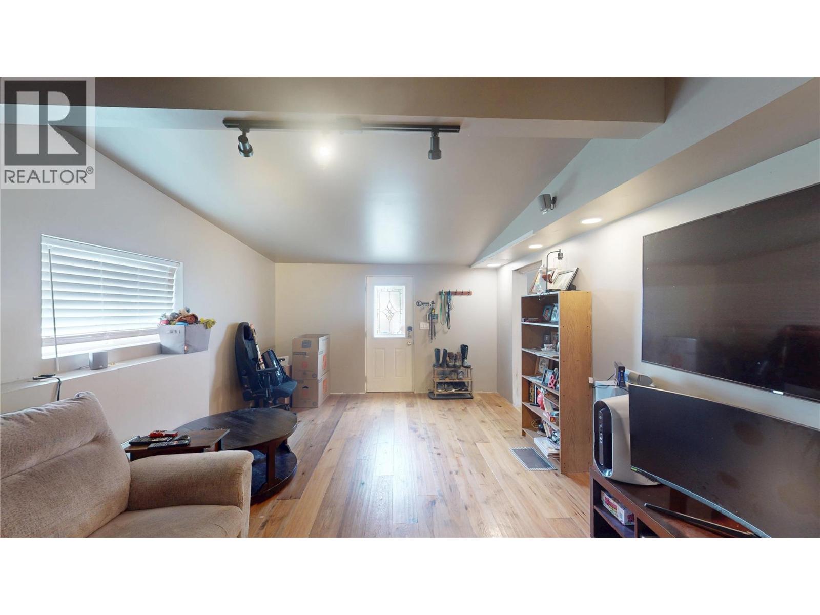 1800 Kokanee Crescent N - 10