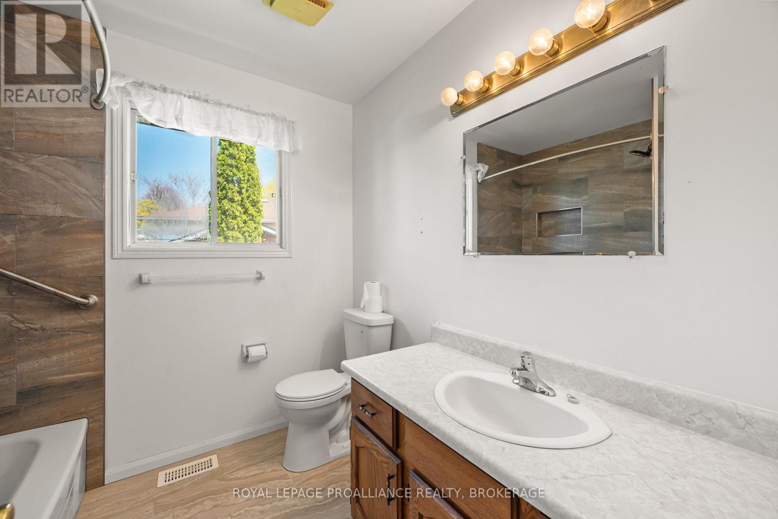 139 DAUPHIN AVENUE - 29