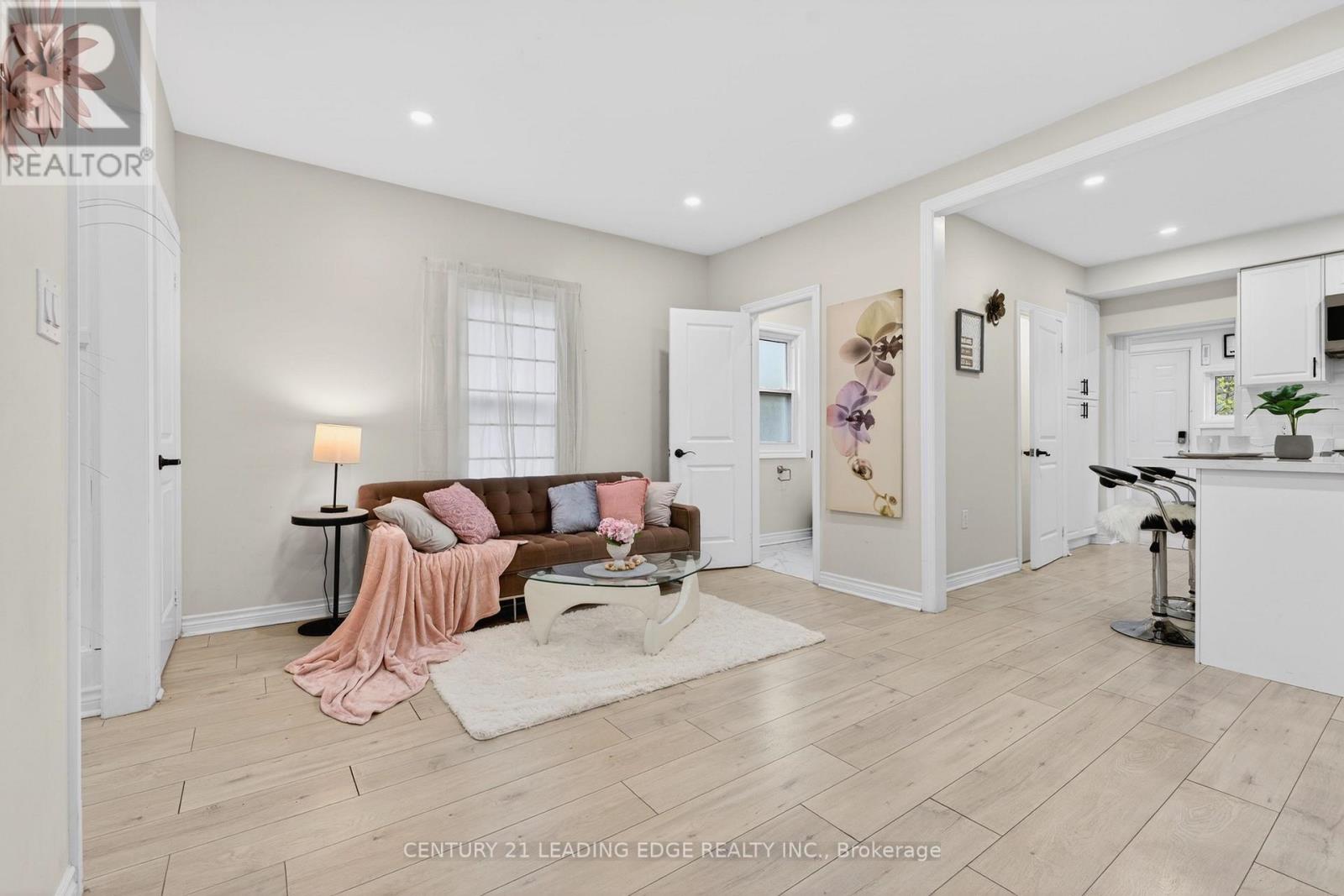 90 PARK ROAD S - 10