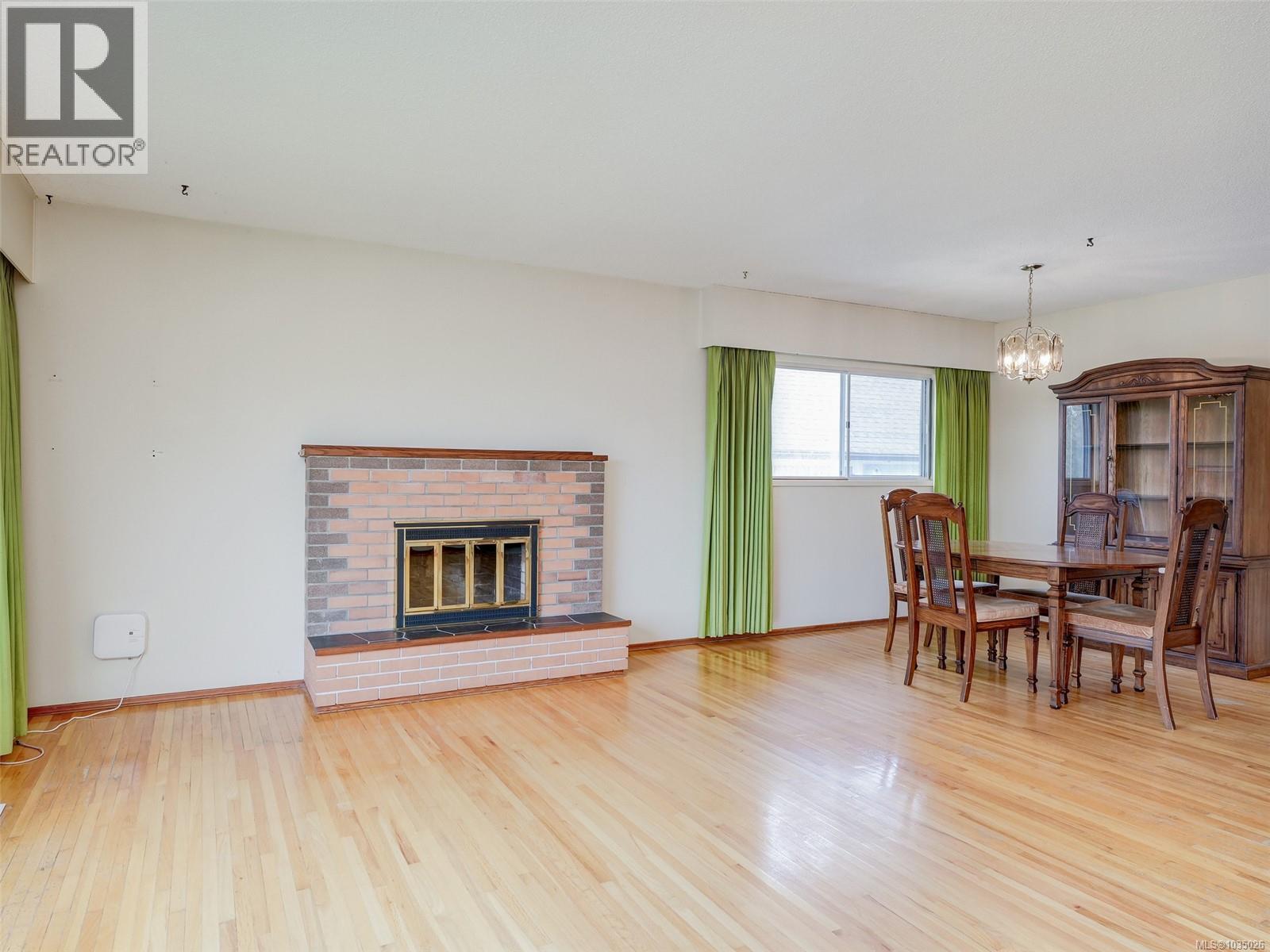 3131 Yew St - 5