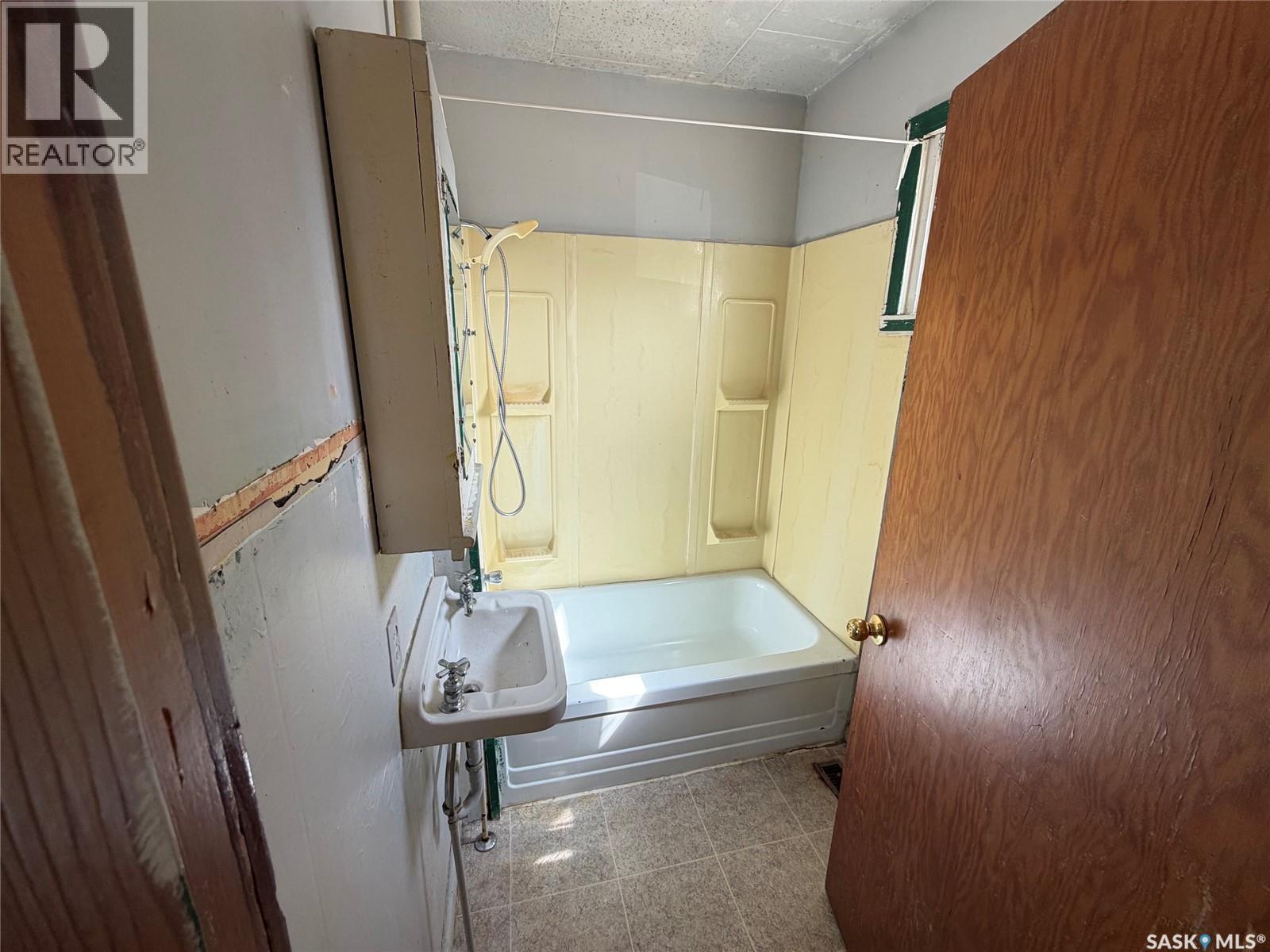 639 Albert STREET - 4