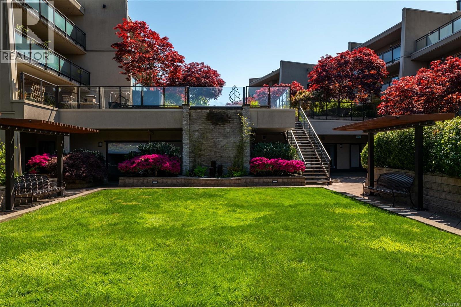 205 1419 Stadacona Ave, Victoria