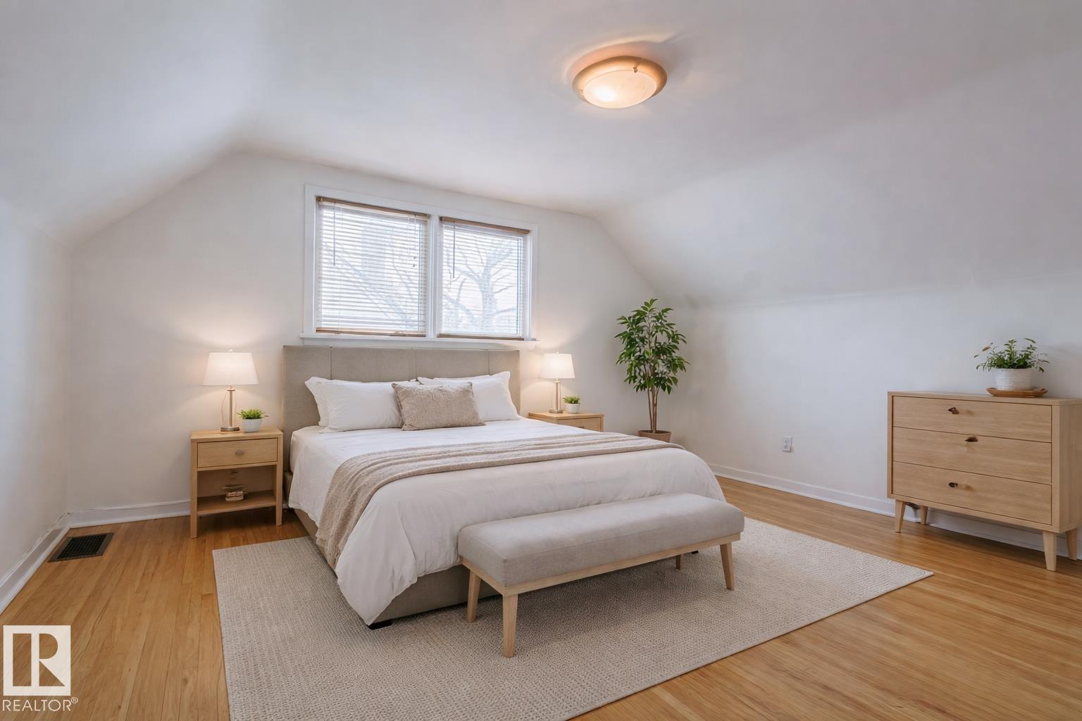 11507 72 AV NW - 10