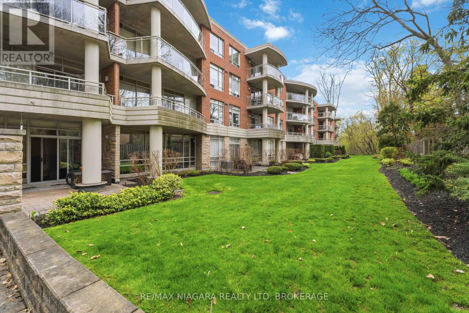 #107 125 WILSON STREET W - 38