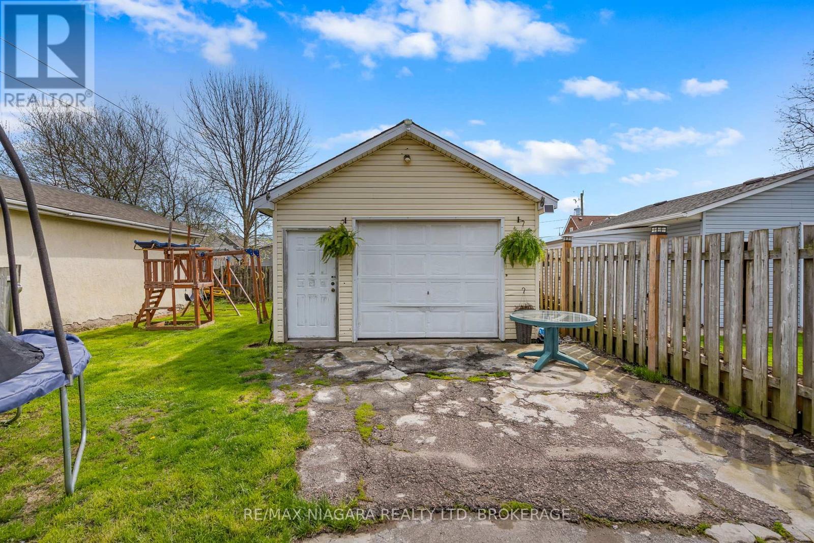 35 DEERE STREET - 19