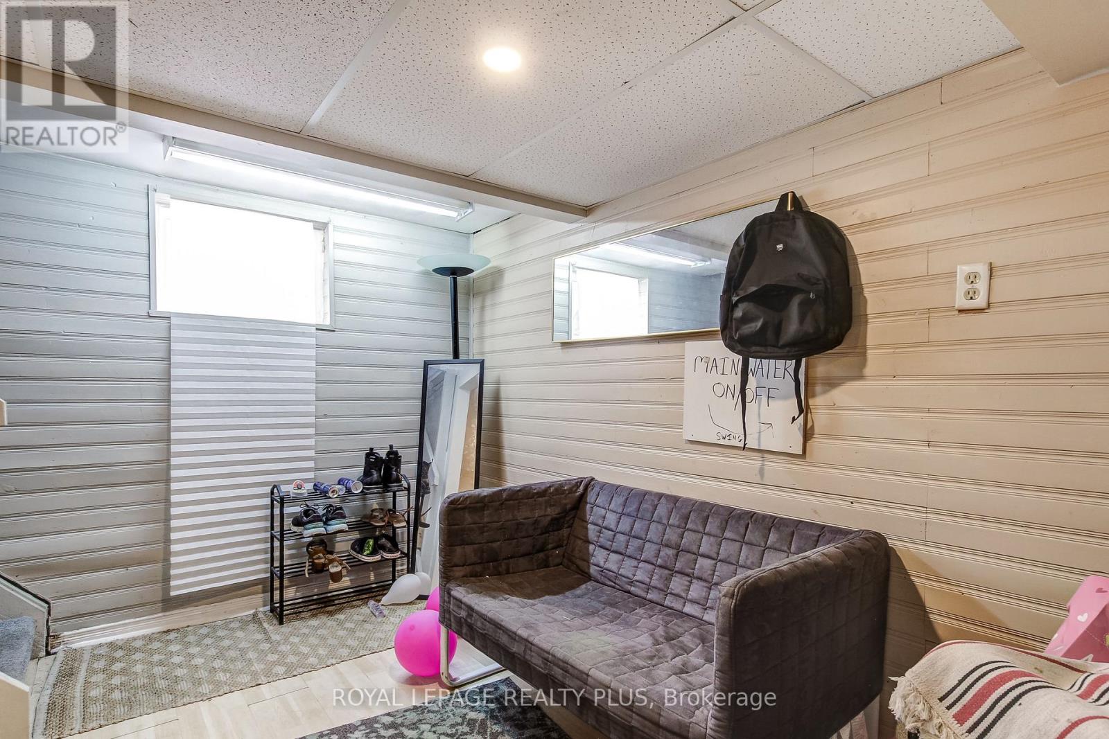 105 HILLVIEW STREET - 19