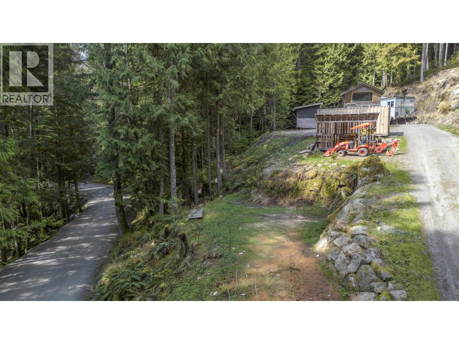 6061 GARIBALDI PARK ROAD — photo 2