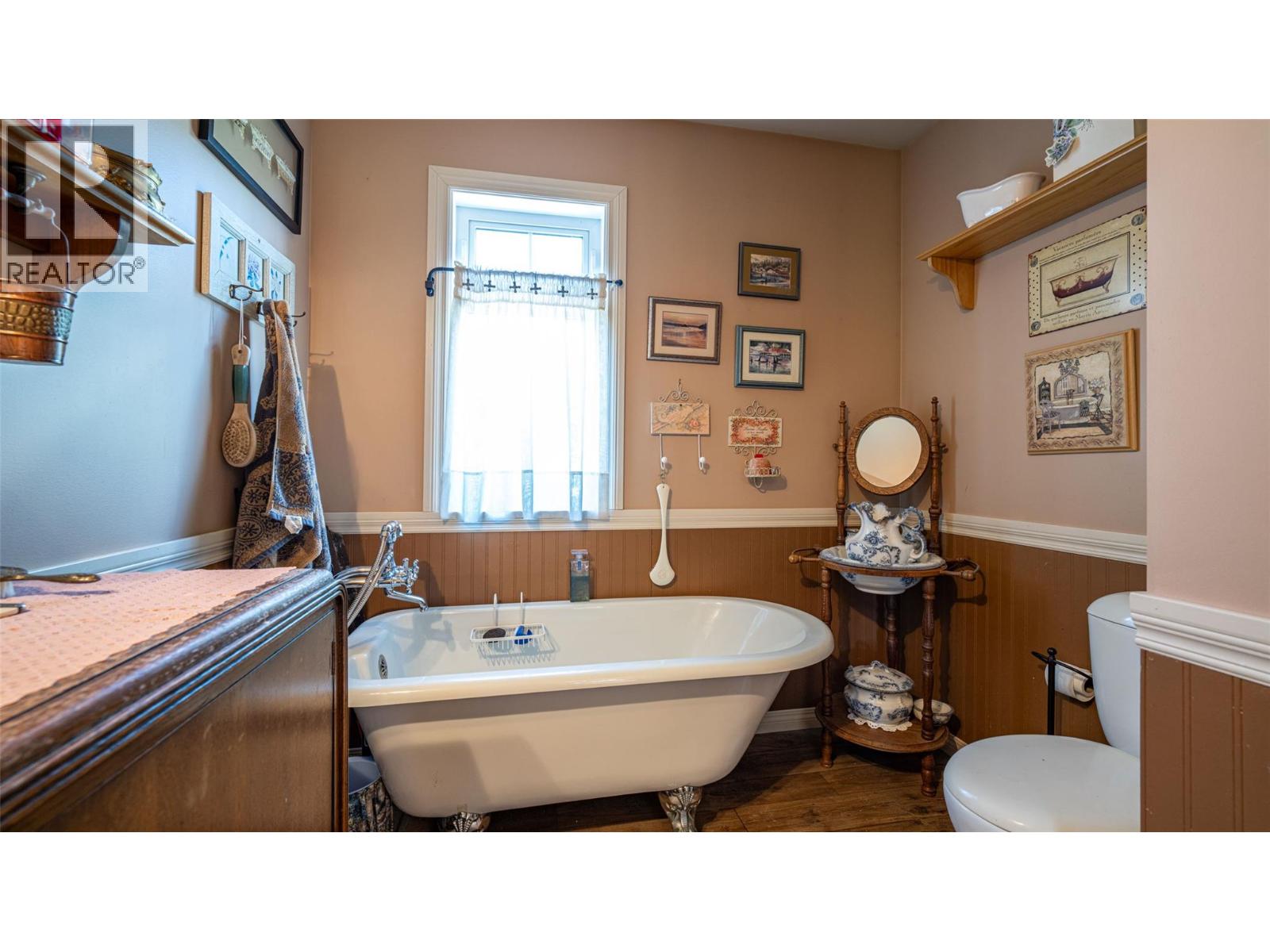  9255 Firehall Frontage Road, Salmon Arm