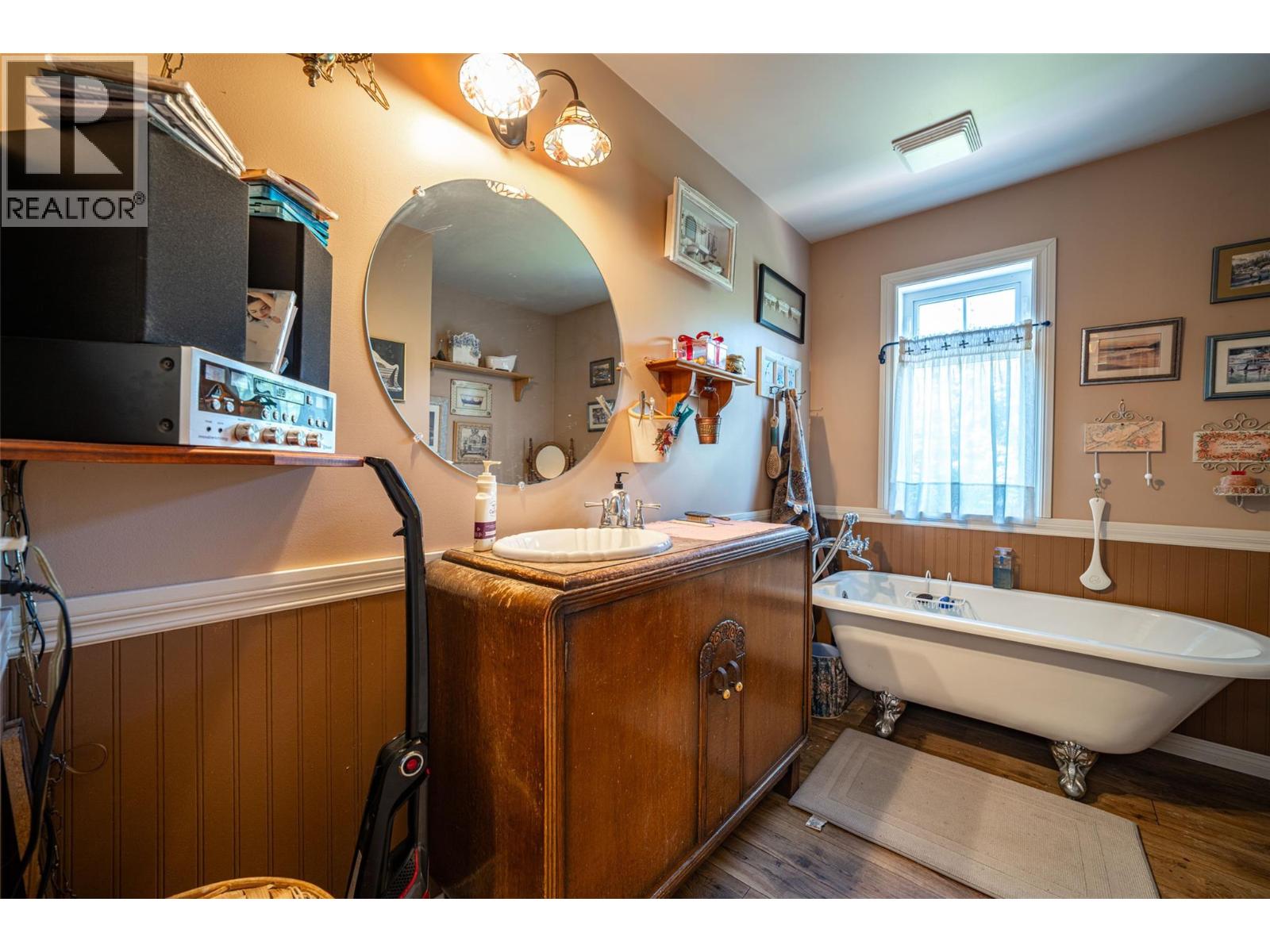  9255 Firehall Frontage Road, Salmon Arm