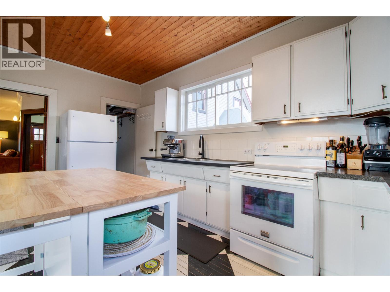 102 Third Street E - 13