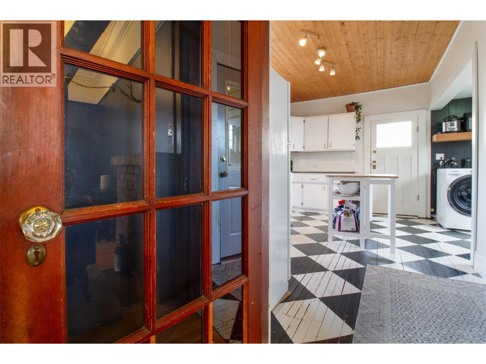 102 Third Street E - 15