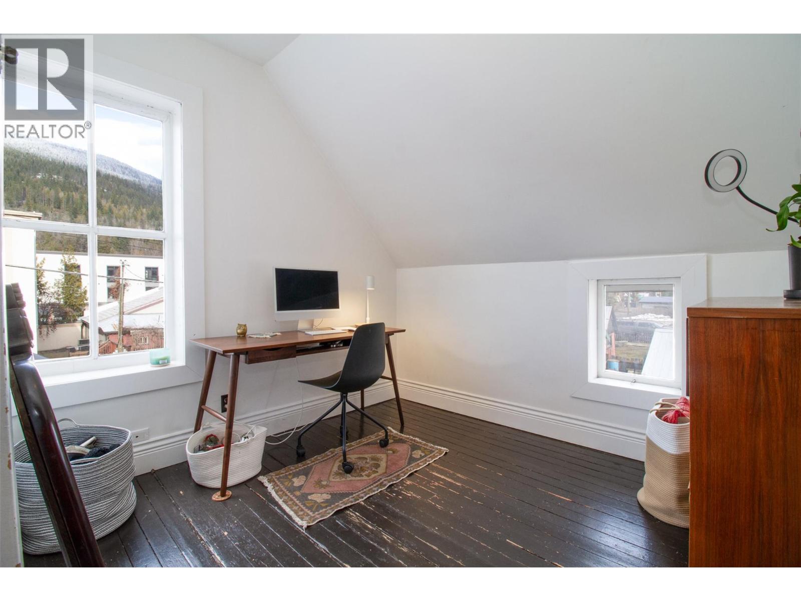 102 Third Street E - 25