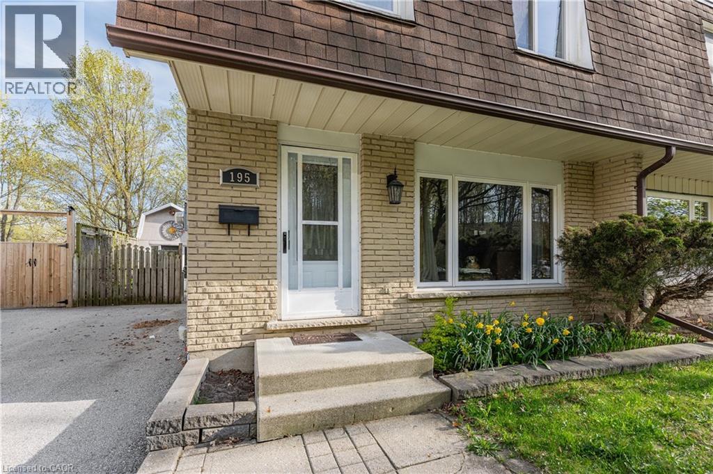 195 OLD CARRIAGE Drive, Kitchener, Ontario, N2P1H5 — Photo 2