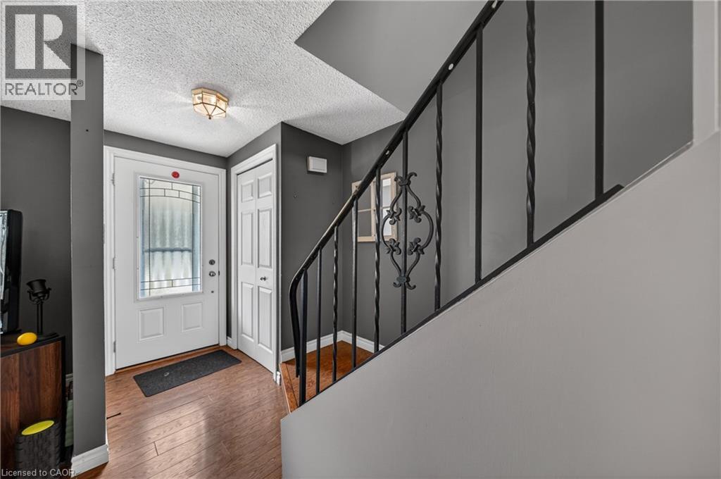 195 OLD CARRIAGE Drive, Kitchener, Ontario, N2P1H5 — Photo 3