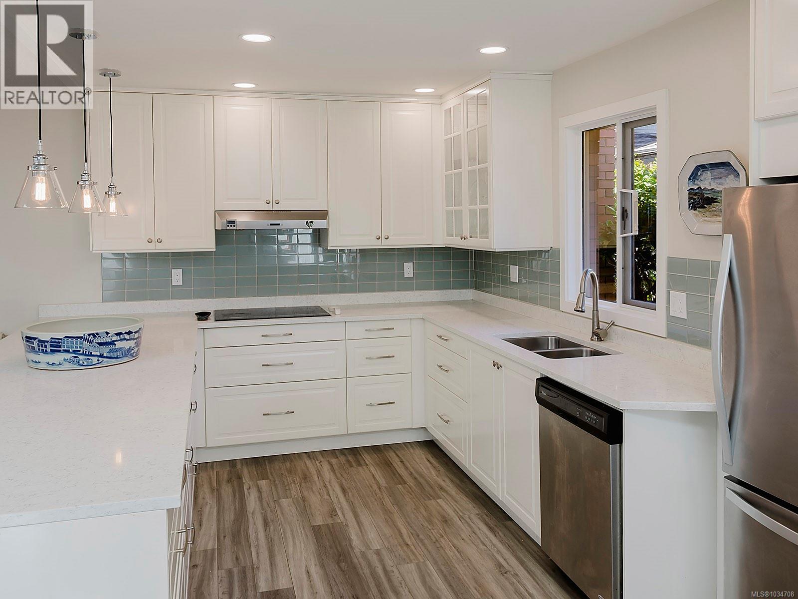 137 2345 Cedar Hill Cross Road, Oak Bay