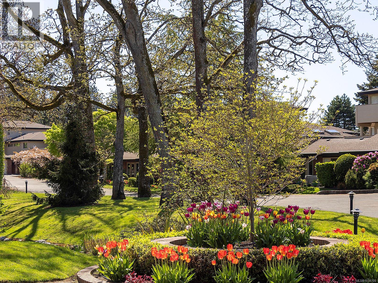 137 2345 Cedar Hill Cross Road, Oak Bay