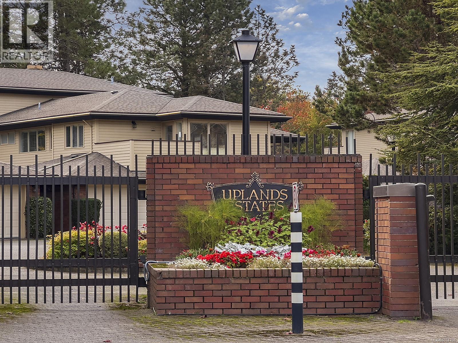 137 2345 Cedar Hill Cross Road, Oak Bay